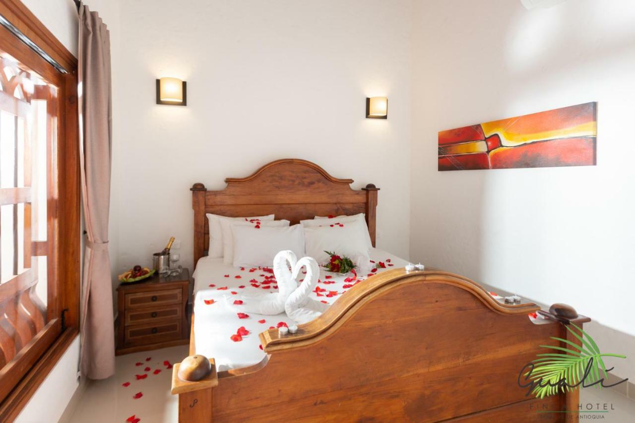 Finca Hotel Guali Santafe サンタ・フェ・デ・アンティオキア エクステリア 写真